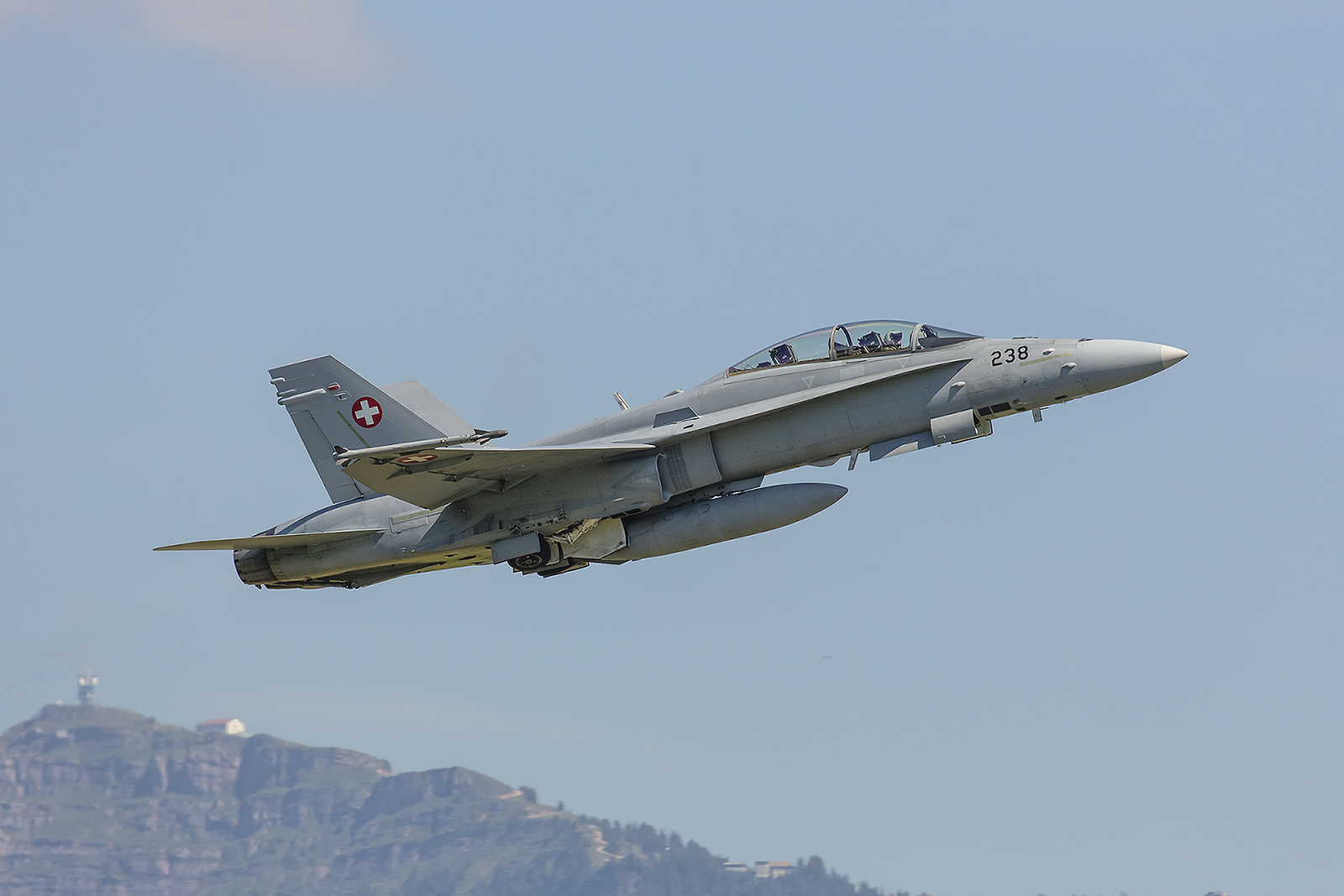 F-18 mit dem Gipfel des Rigi