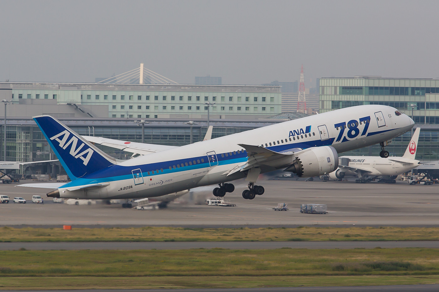 Ein weiterer 787-8 der ANA beim Start in Haneda.