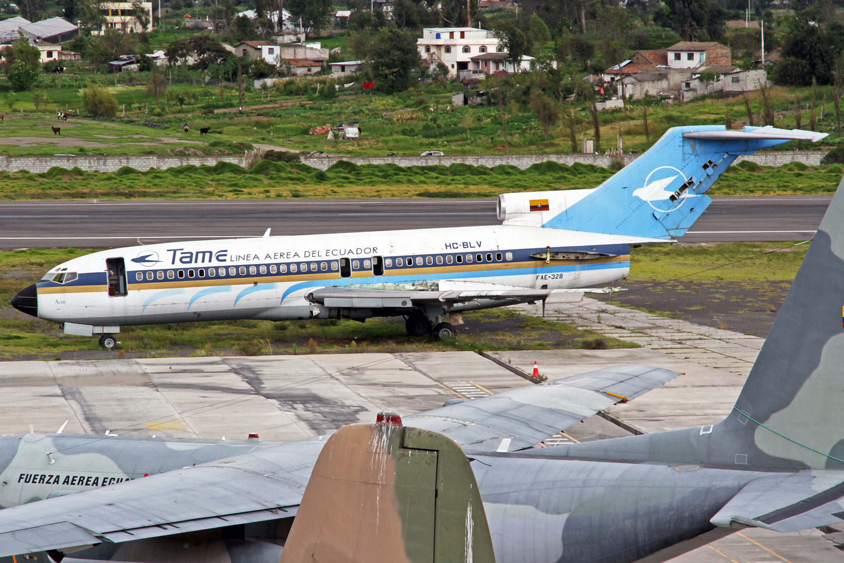 TAME Boeing 727-017 HC-BLV (FAE-328) "Azuay" - Auf dem Flughafen Latacunga gibt es auch eine "Wrecks & Relics" Ecke. Leider kann man von den dort abgestellten Maschinen nur sehr schwer Fotos machen. Deshalb hier nur beispielhaft diese ehemalige CP Air 727