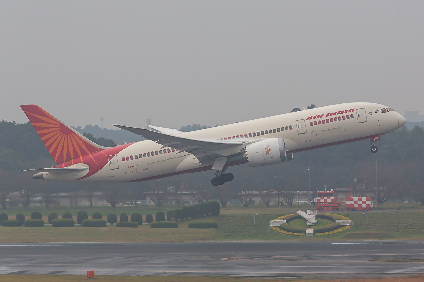 Auch die Air India steuert Tokyo mit dem Dreamliner an.