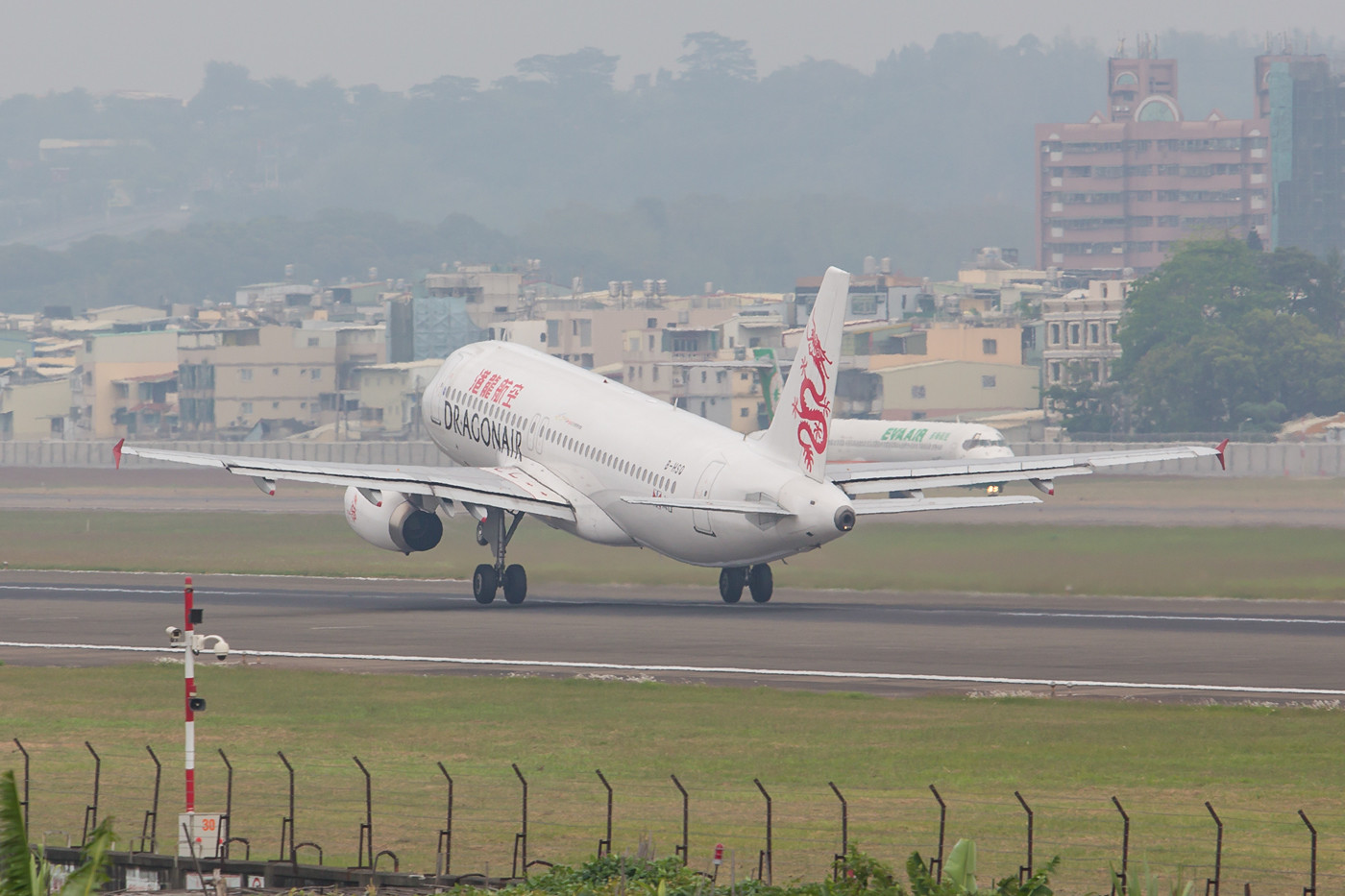 Dragonair verbindet Kaohsiung mehrmals täglich mit Hongkong.