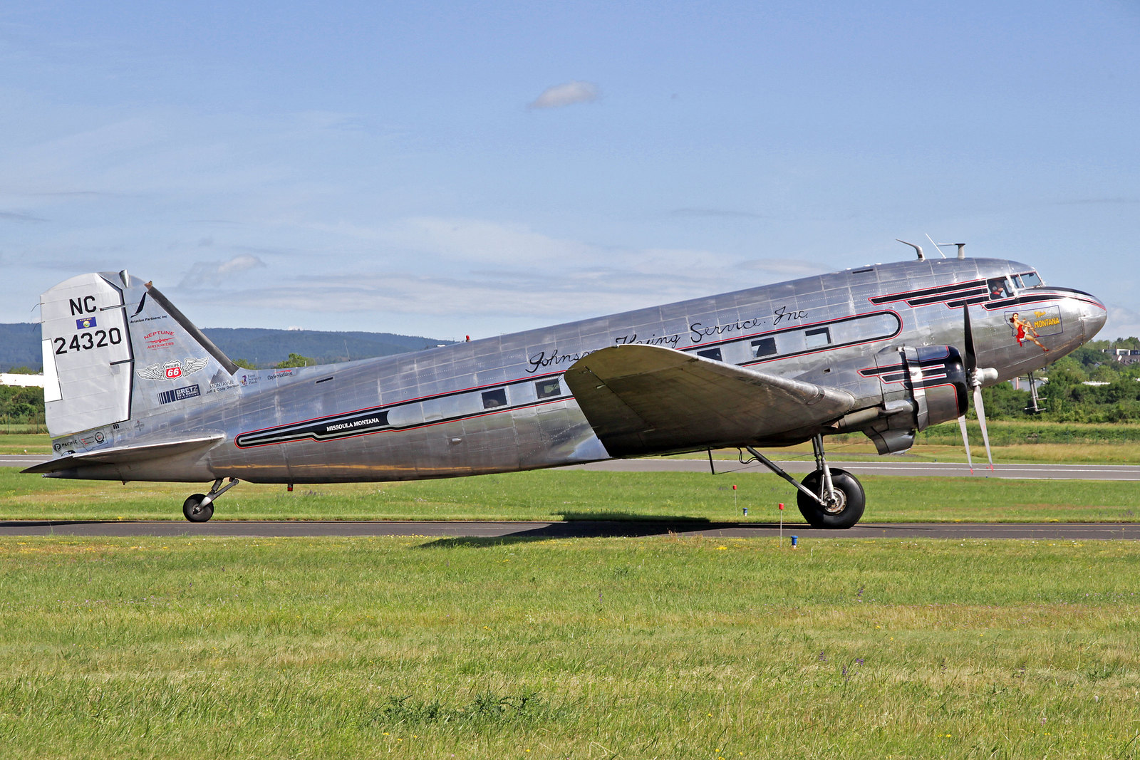 N24320 - "Miss Montana" wurde als eine C-47A-90-DL im Jahre 1943 gebaut und danach mit der Kennung 43-15731 an die United States Army Air Force ausgeliefert. Im Jahre 1946 wurde sie vom Johnson Flying Service mit der zivilen Kennung NC24320 übernommen.