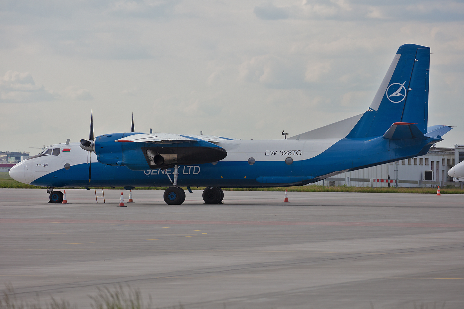 Die Antonov An-26B EW-328TG verkehrt nachts als Frachter zwischen Warschau und Minsk.