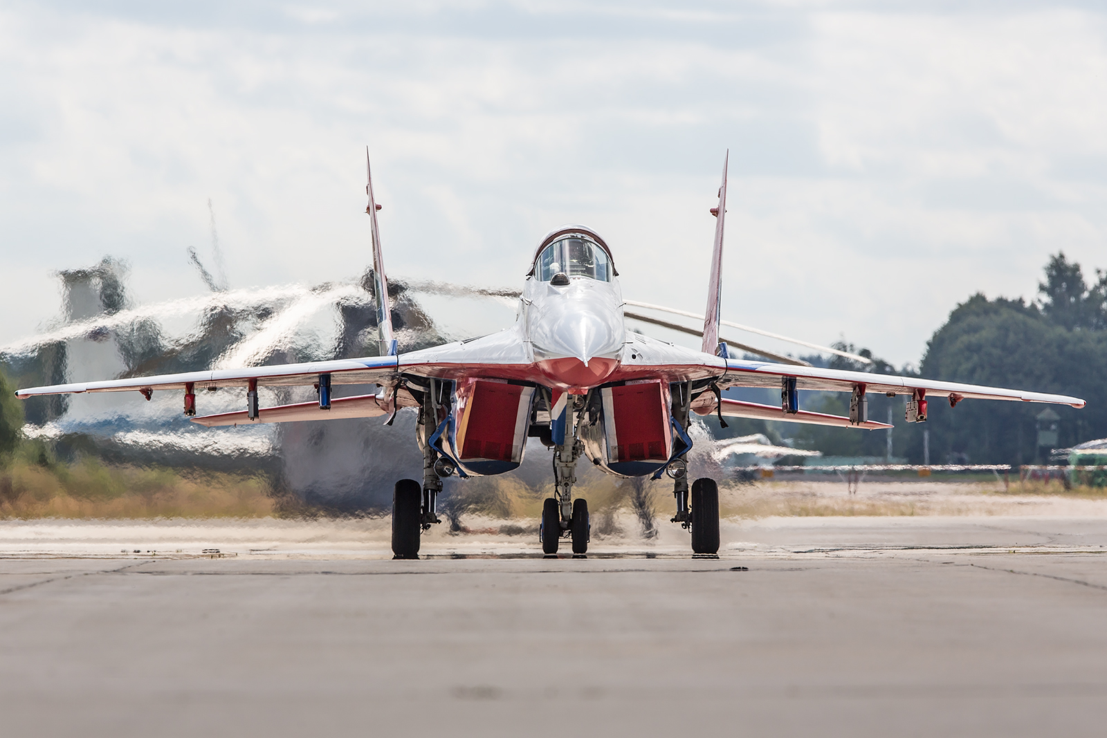 Beim Rollen sind die unteren Lufteinlässe der MiG-29 verschlossen, um keinen Schmutz einzusaugen.