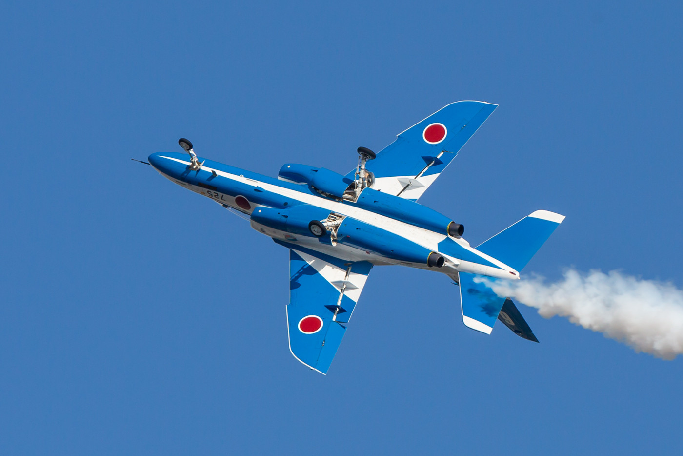 Die 11 Hikotai, so der offizielle Name der "Blue Impulse", ist in Matsushima beheimatet. Nachdem die Reparaturen nach dem verherenden Tsunami abgeschlossen waren, kehrten sie im Frühjahr 2013 dorthin zurück. 