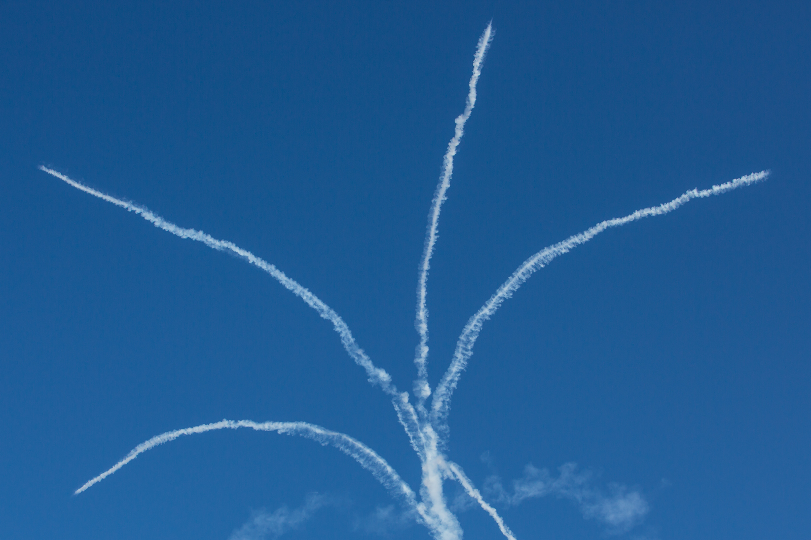 Fünf Maschinen formen eine Palme an den Himmel über Iruma.