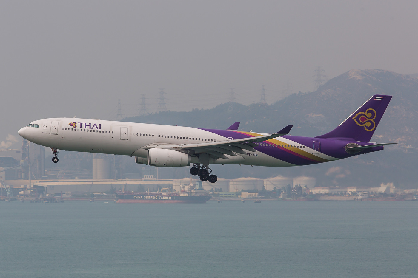 Da man bei Thai Airways ja nichts kleineres hat, fliegt auch auf der Bangkok-Route ein A 330.