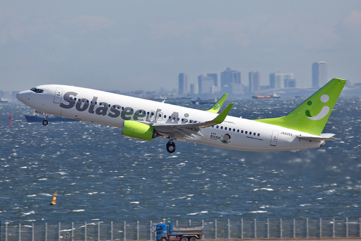 und das Funkeln des Sonnenlichtes läßt die Flieger, wie diese Boeing 737-800 der Saloseed beinahe plastisch erscheinen.