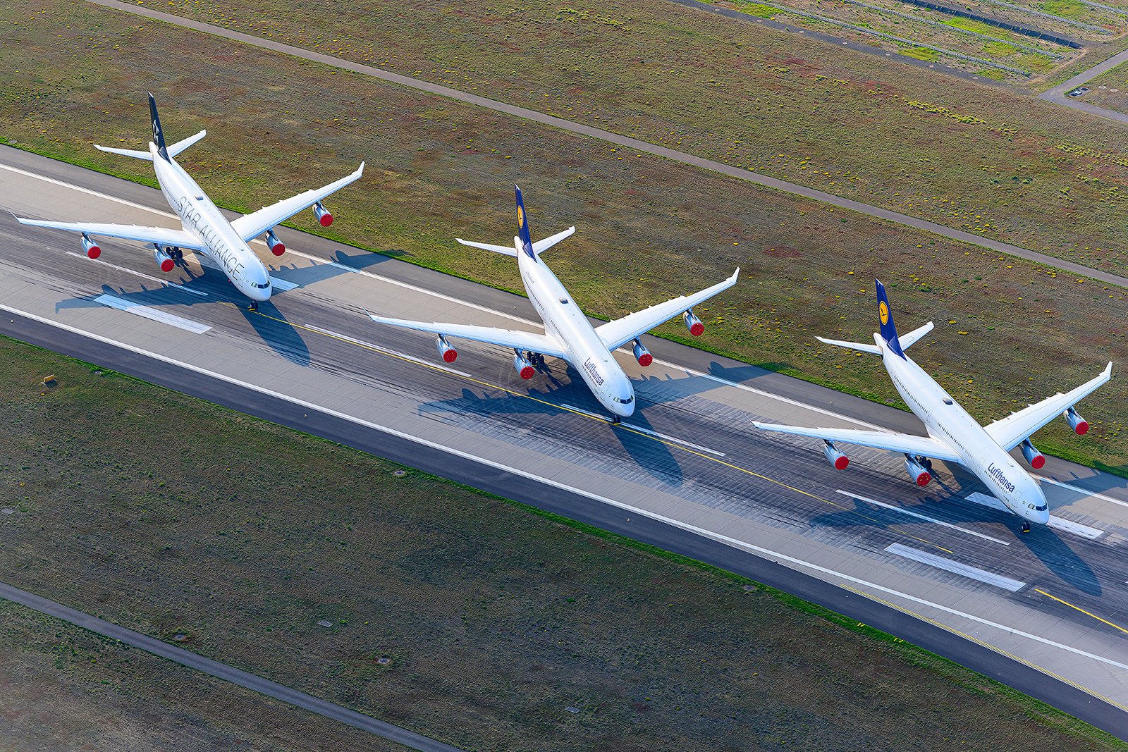 Geparkte A340 auf der Landebahn Nordwest