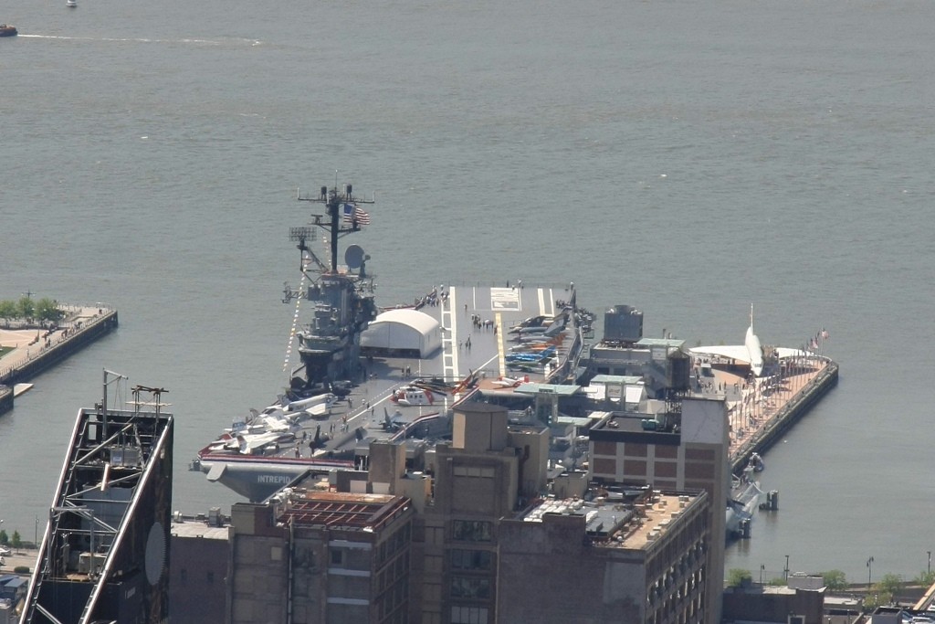 Die USS Intrepid vom Dach des Rockefeller Centers.