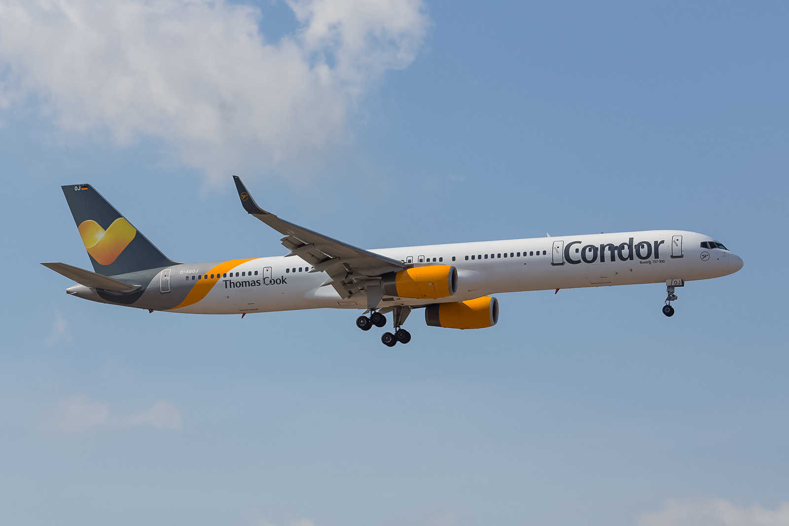 Die D-ABOJ, eine Boeing 757-330 der Condor schon in den neuen Farben der Thomas Cook Group.