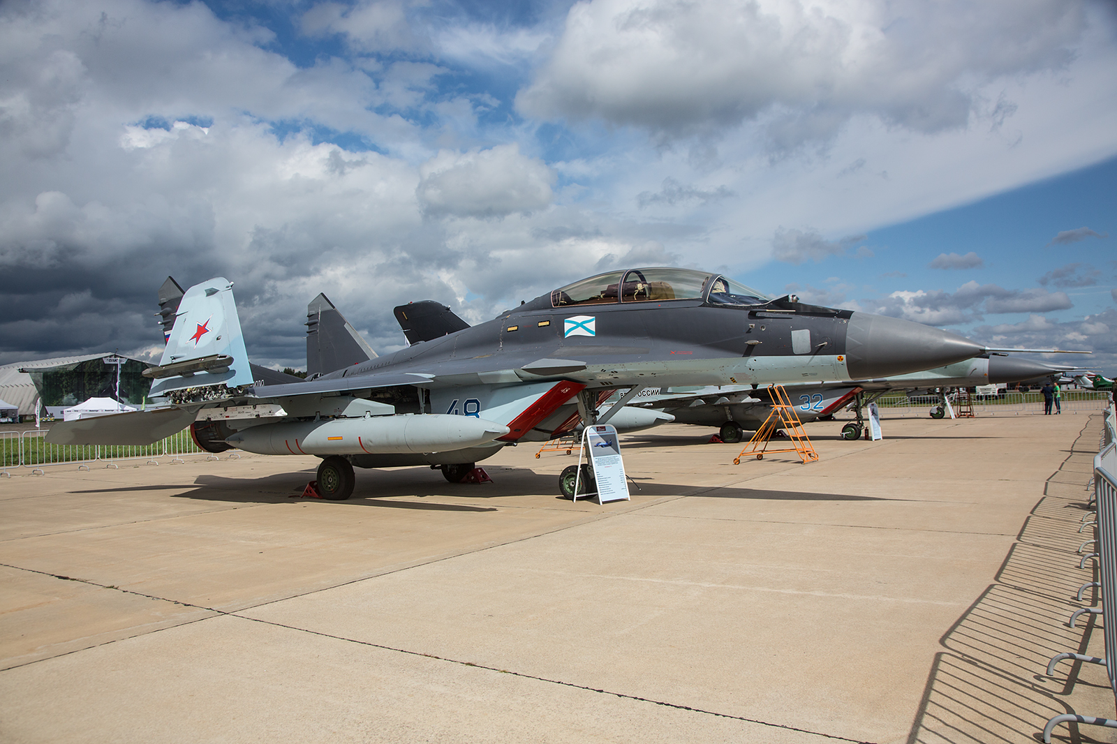 Die Tragflächen der MiG-29K sind klappbar um auf dem engen Deck der "Admiral Kusnezow" besser monövrieren zu können.