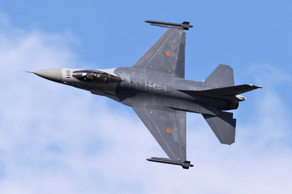 Solodisplay der Belgischen F-16.