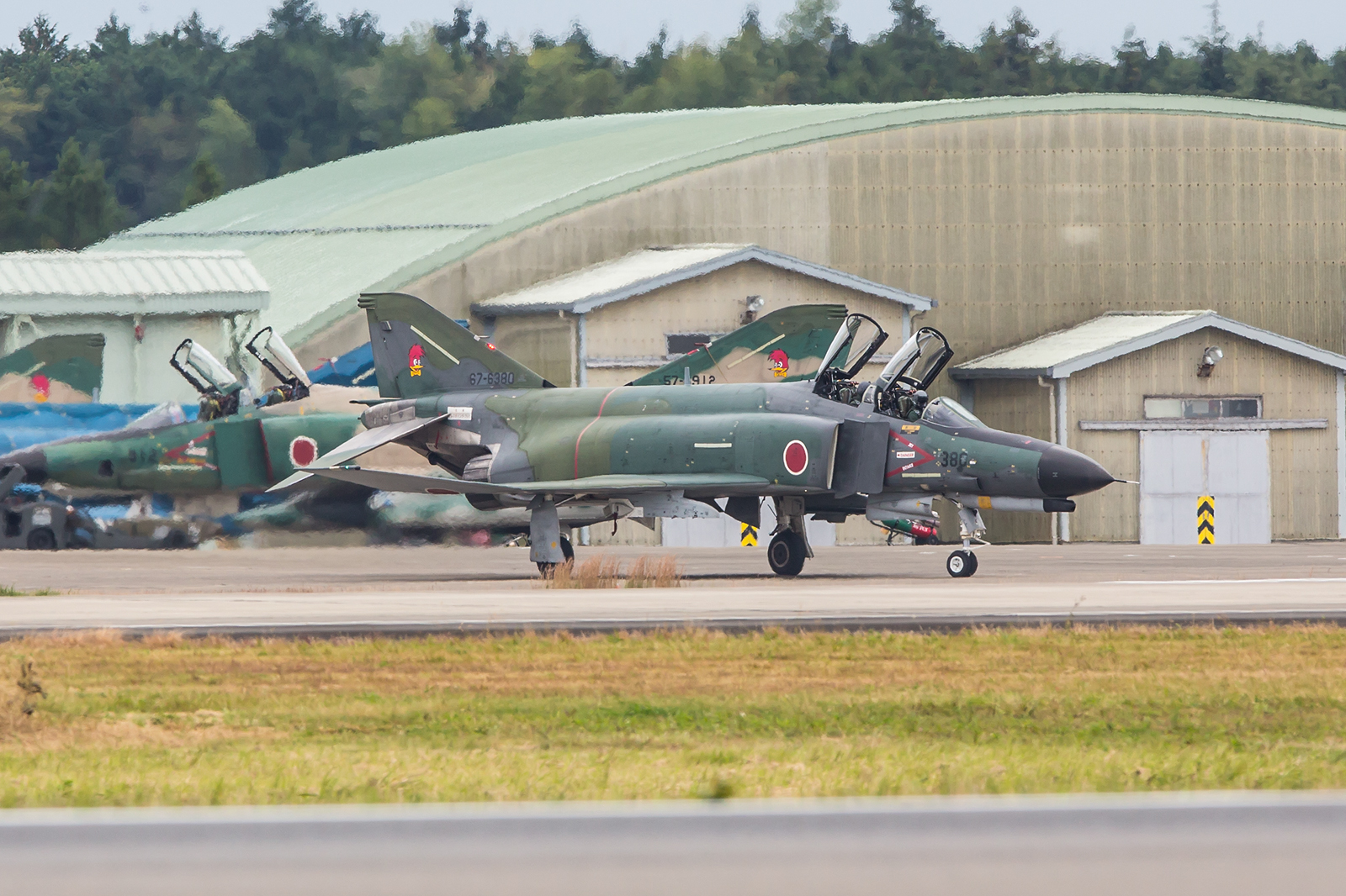 Eine RF-4 der 501 Hikotai auf dem Taxiway, dahinter in der Ferne die Blaue