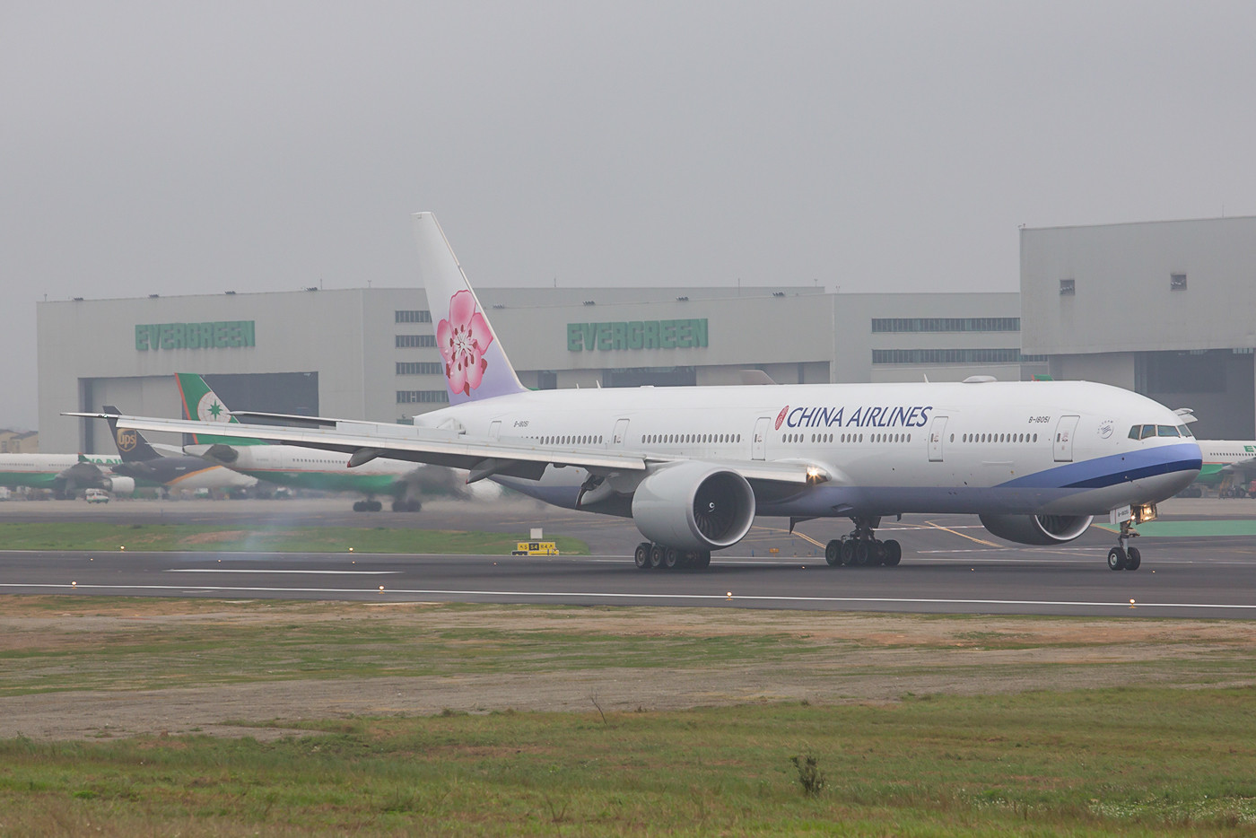 Auch China Airlines erneuert seine Flotte derzeit mit der langen Version der Boeing 777.