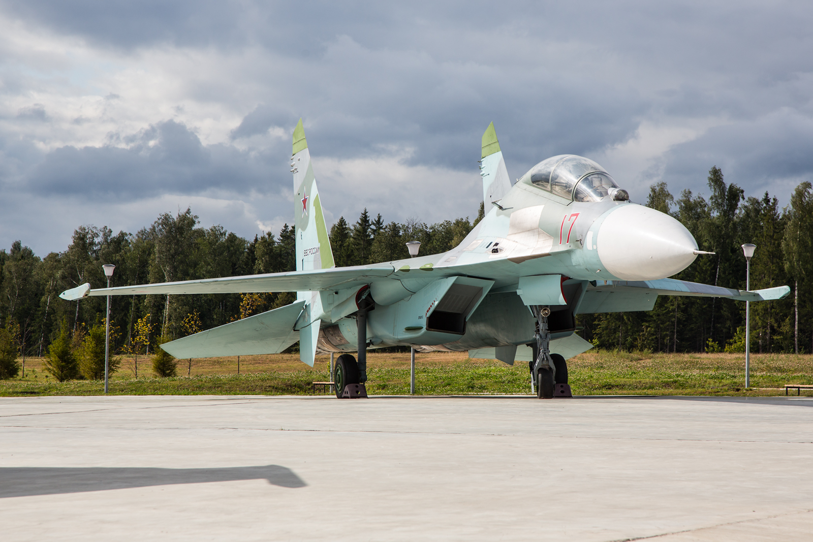 Die Trainervariante der Flanker, die Sukhoi Su-27UB.