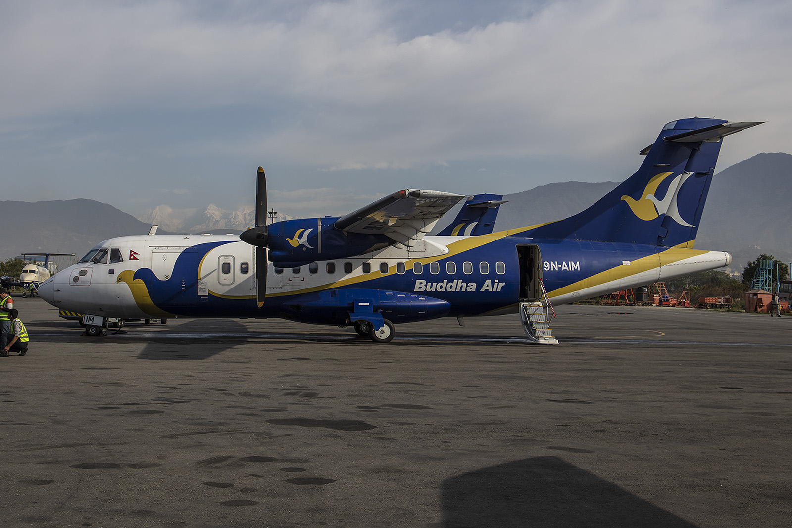 ATR 42 der Buddha Air wartet auf ihre Gäste.