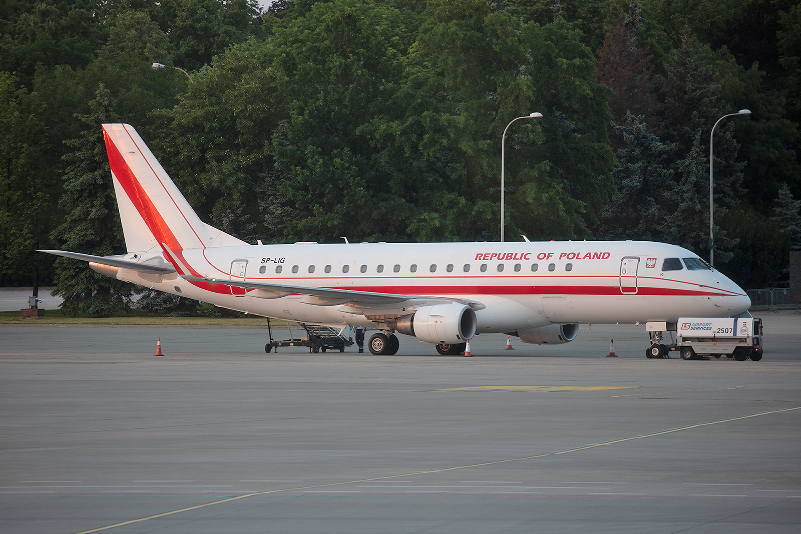 Die SP-LIG ist schon seit einigen Jahren von LOT an die polnische Luftwaffe vermietet. Nach dem Absturz einer Tu-154 bei Smolensk brauchte man schnell Kapazitäten im VIP-Transport.