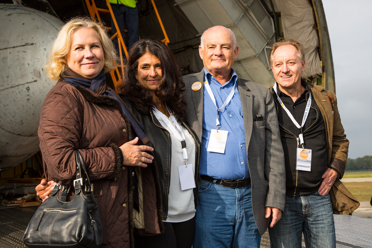 v.l.n.r.: Gabriele v. Lutzow (Stewardess), Diana Müll (Passagierin), Jürgen Vietor (Co-Pilot) und Aribert Martin (GSG9)