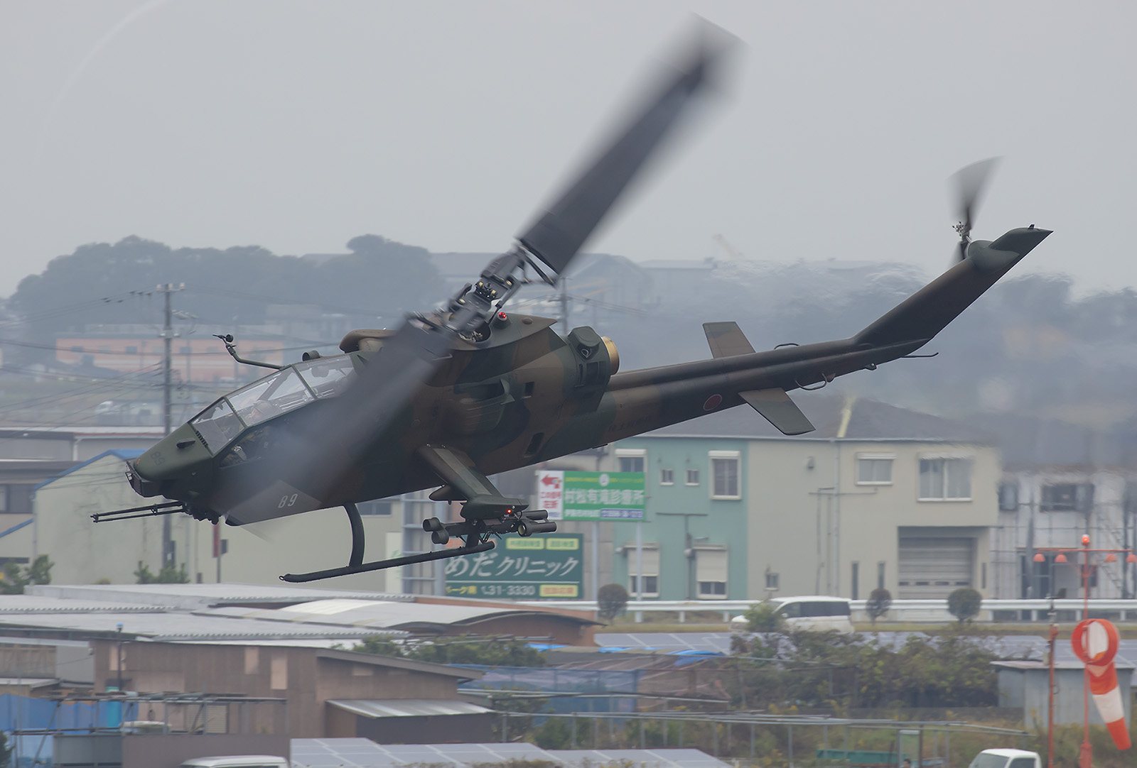 In der JGSDF ist sie noch in großer Stückzahl vorhanden, da die Einführung des AH-64D Apache Probleme bereitet.