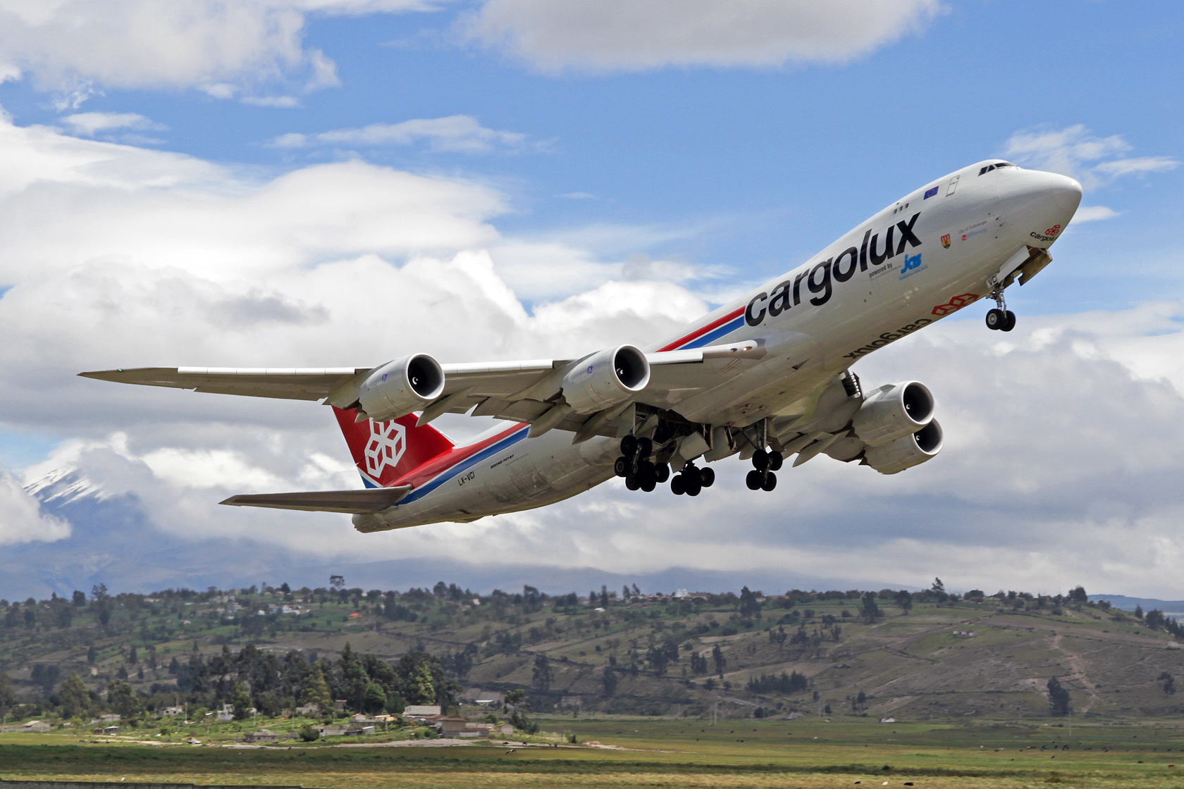 Cargolux Boeing 747-8R7F LX-VCI "City of Troisvierges" - Beladen mit Blumen geht's über BOG zurück nach LUX. Im Hintergrund ist der (leider wolkenverhangene) schneebedeckte Vulkan Cotopaxi zu sehen.