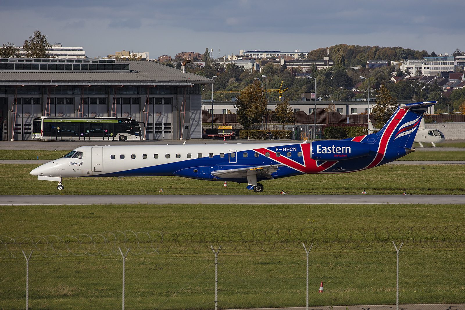 Dieser Embraer 145 trägt noch die Farben seines Vorbesitzers, der Eastern Airways. Neuer eigentümer ist die Valljet, eine Businessairline aus Paris Le Bourget.