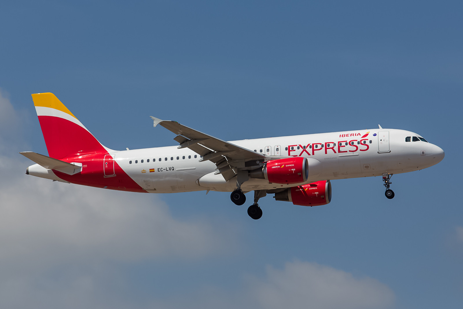 Auch Iberia hat die Sparschraube angezogen und operiert innereuropäisch als Iberia Express mit Maschinen der A 320-Reihe. Hier die EC-LVQ ein brandneuer Airbus 320-216.