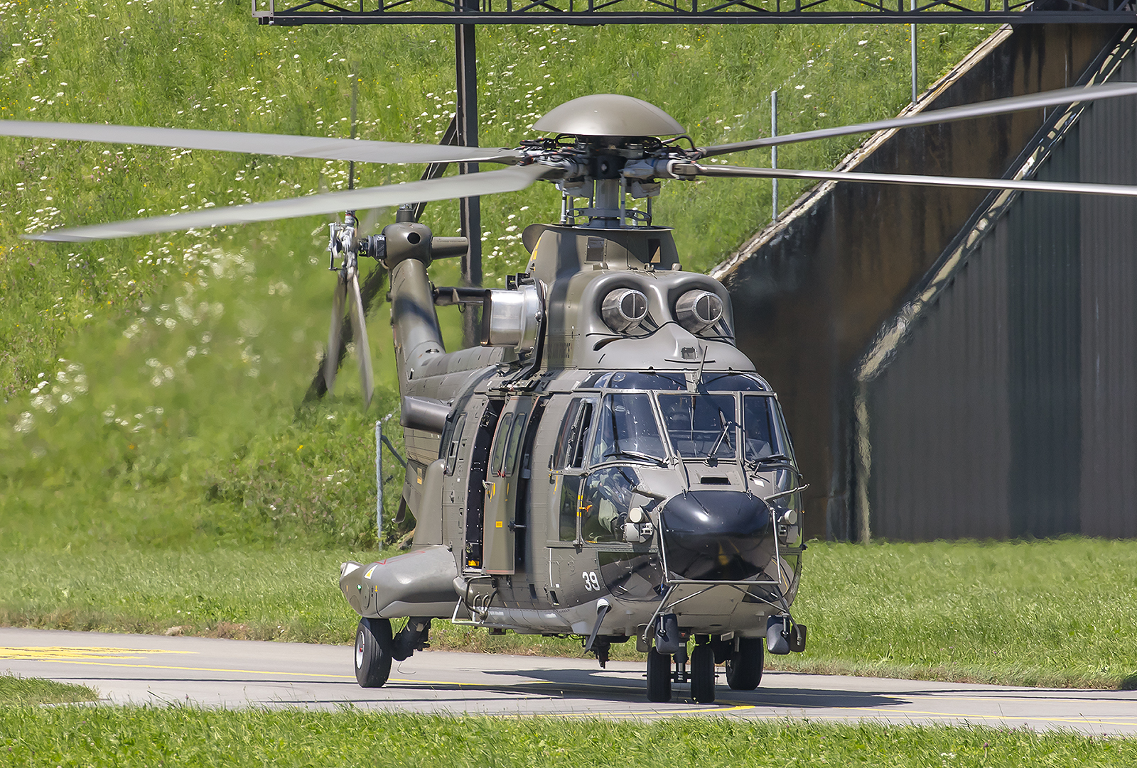 Die AS532 "Cougar" können bewaffnet werden.