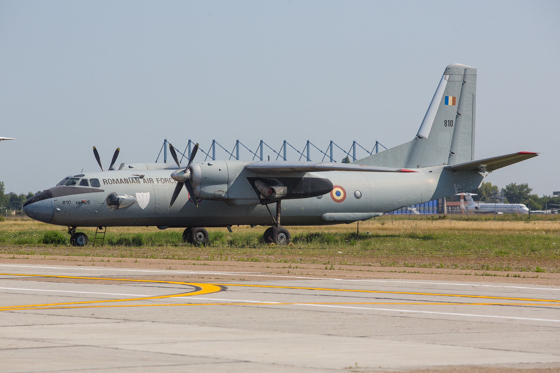 Die 810 ist eine der letzen noch vorhandenen AN-26 in Otopeni.