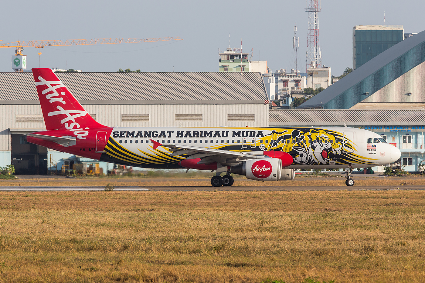 Einer der zahlreichen bunten A320 der AirAsia aus Malaysia.