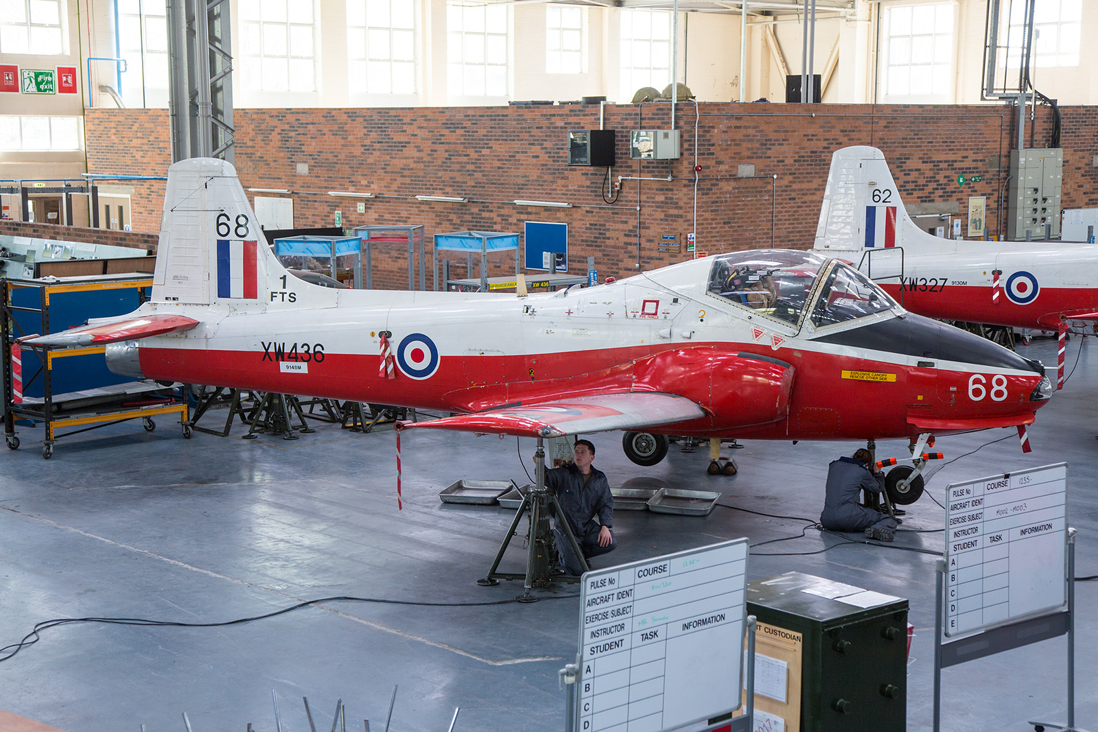 Auc mehrer Jet Provost stehen in den Hallen.