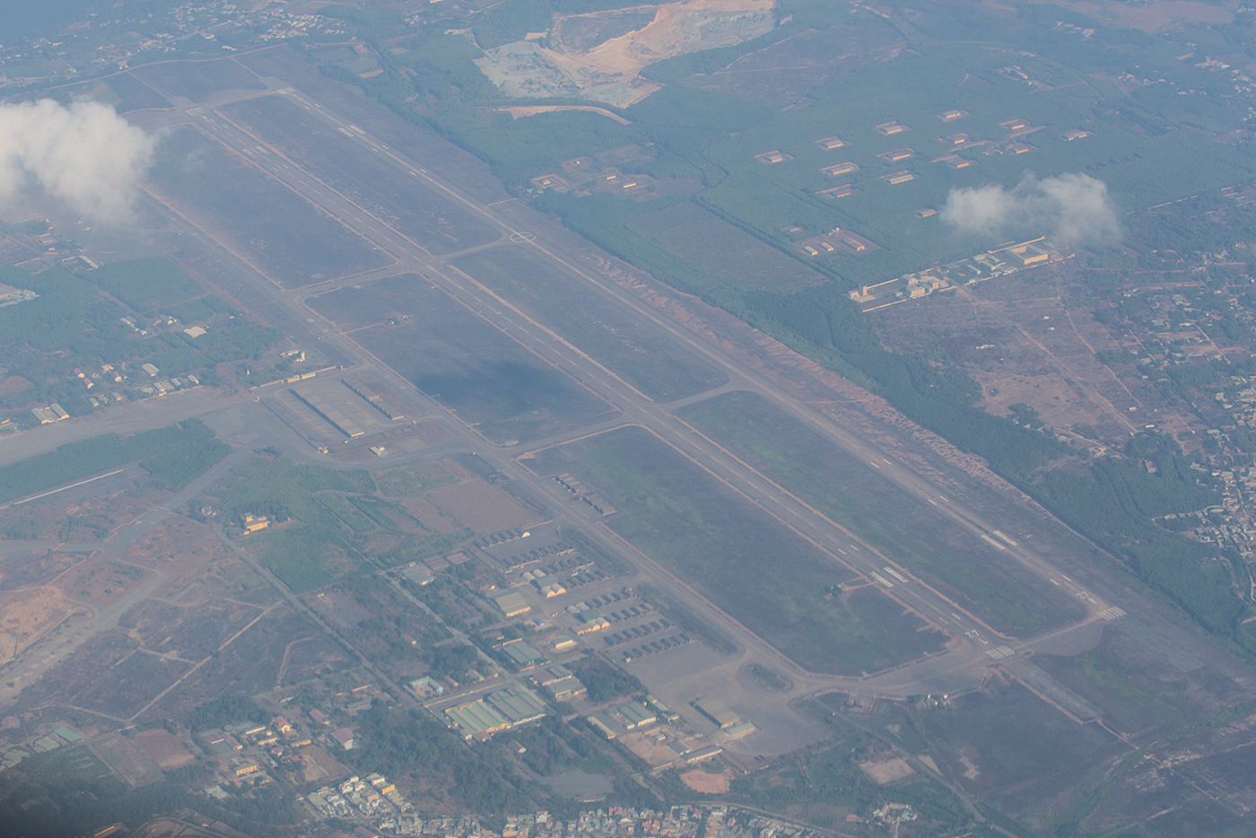 Die Air Base Bien Hoa von oben. Einst US-Stützpunkt ist sie heute Heimat eines Fighter-/Bomberregiments mit Sukhoi Su-30.