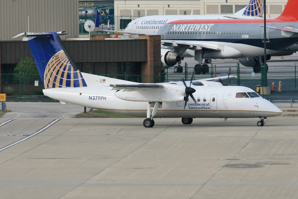 In der Distanz sehen die Bilder vom Parkhaus so aus. Wiederum eine Dash 8-200 von Horizon Air.