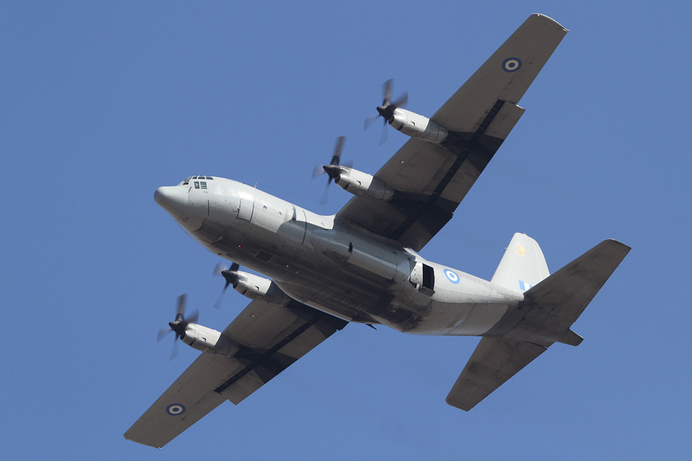 Eine der letze C-130B beim Absetzen der Fallschirmjäger.