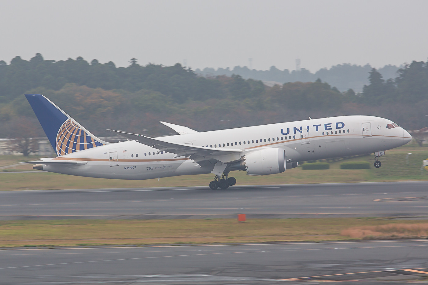 Die N29907 der United verläßt Narita. Wie der Kenner verrät stammt sie noch aus einer alten Order der Continental.