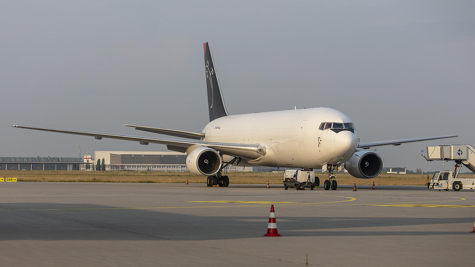 Eine schöne Überraschung war diese Boeing 767-281(BDSF) von Sky Taxi. (ex-ANA)