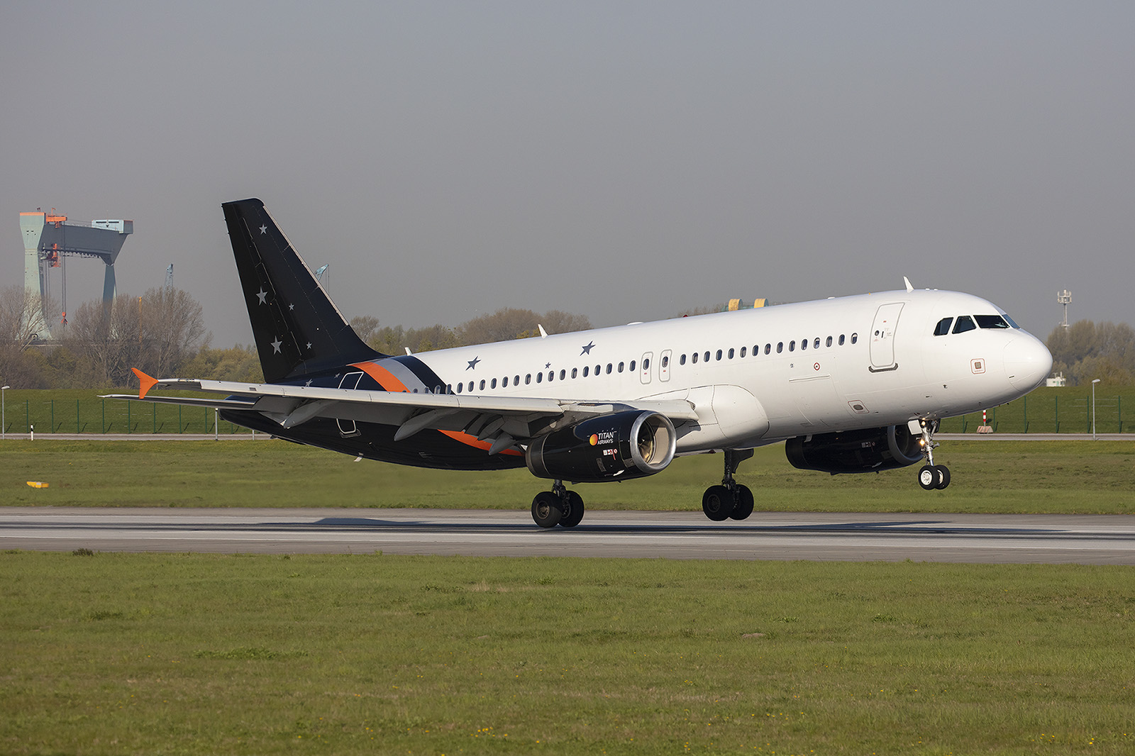 A 319 der Titan Air im Werksshuttle.