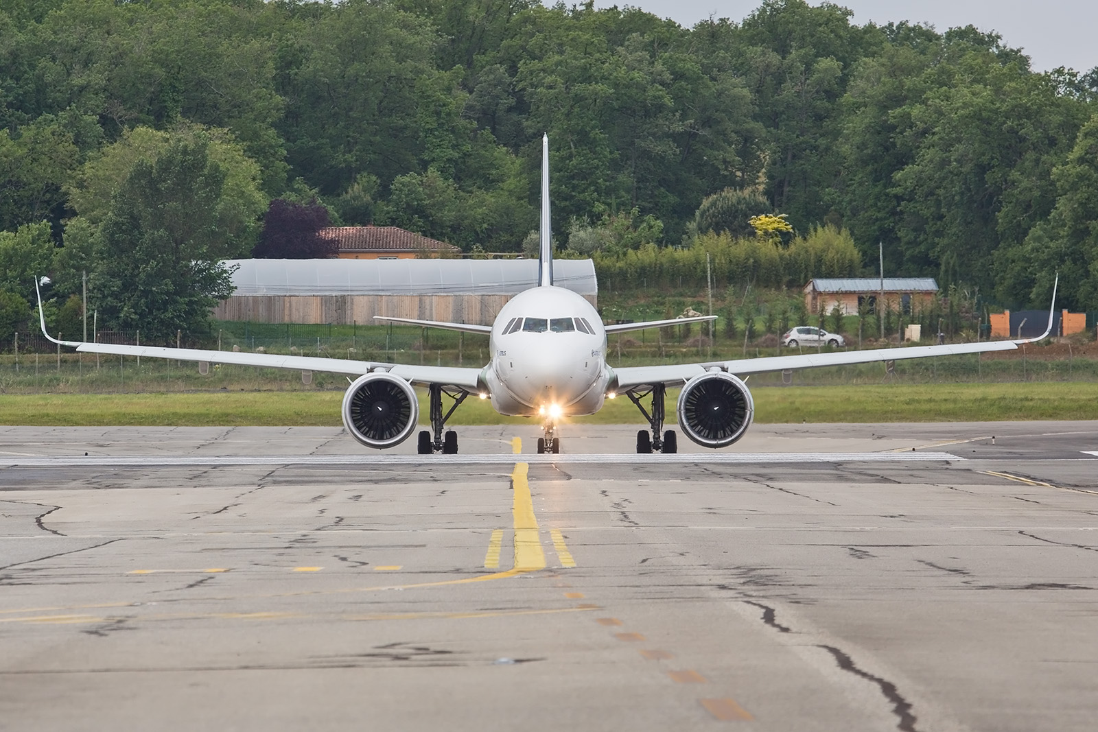 Frontalansicht der A320NEO mit den im Vergleich zum Rumpf sehr großen Triebwerken.