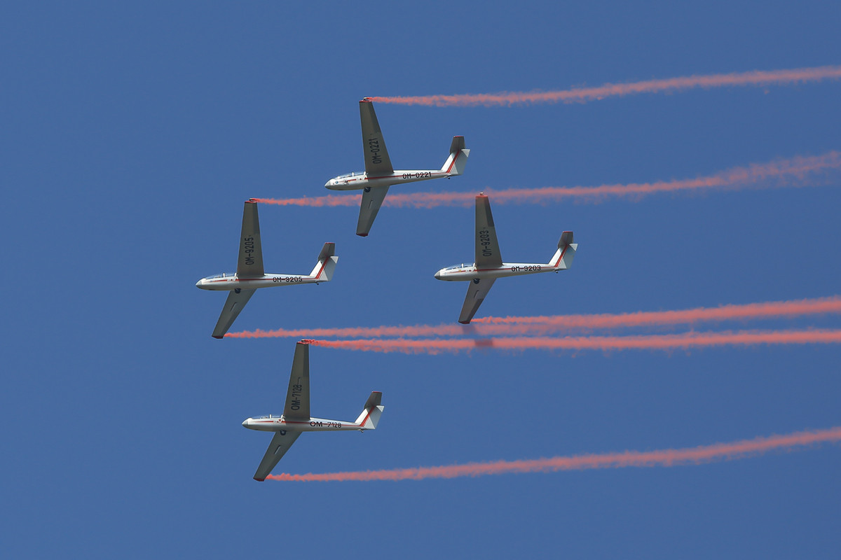 4x Blanik beim Segelflugzeugkunstflug.