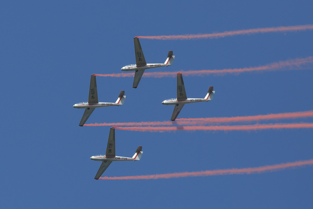 4x Blanik beim Segelflugzeugkunstflug.