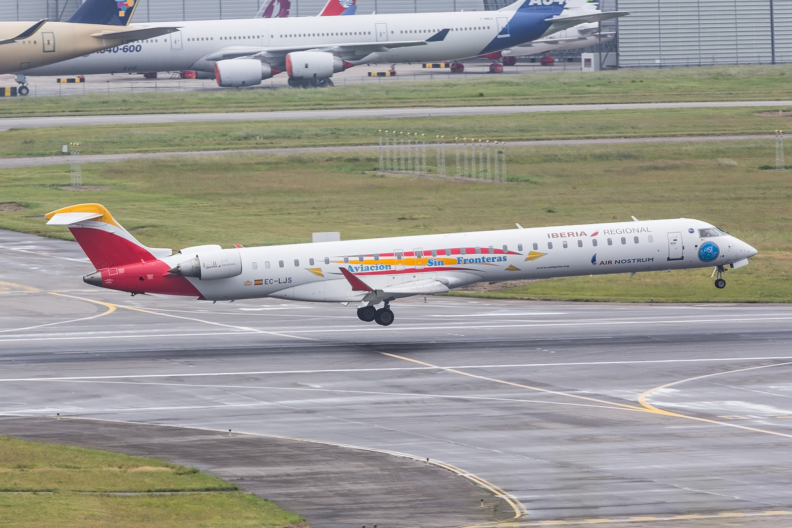 CRJ-1000 der Air Nostrum mit einer Werbelackierung für "Luftfahrt ohne Grenzen".