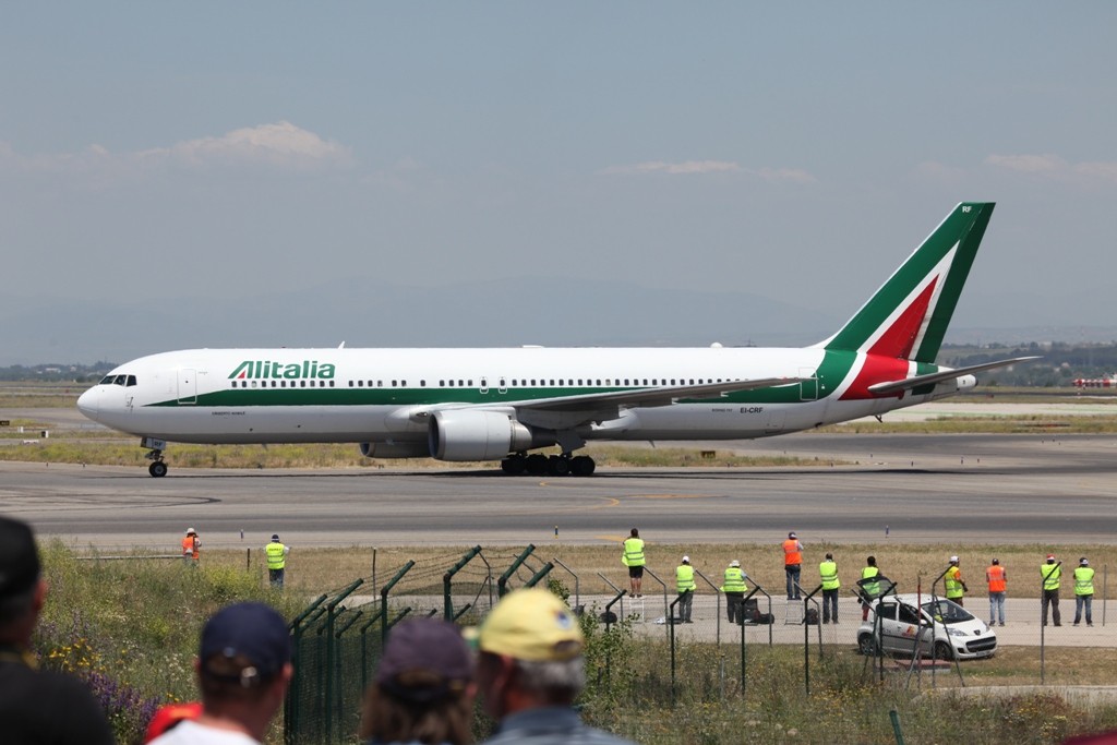 Hier kommen die Italiener mit einer Boeing 767-300 der Alitalia.