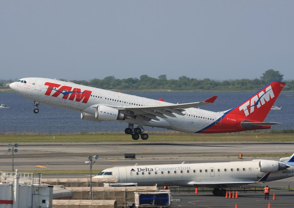 Die TAM A 330-200 PT-MVC mit den Unterschriften aller Mitarbeiter.