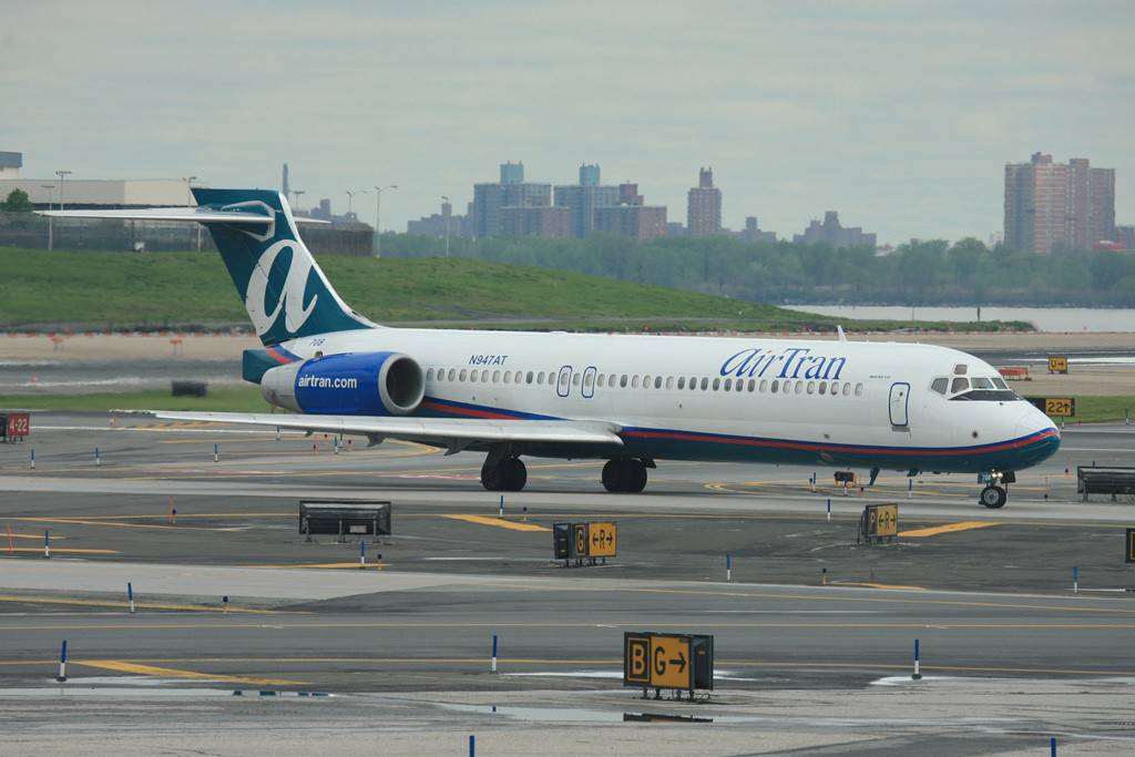 Boeing 717 der Airtran. Links im Hintergrund die Gefängnisinsel Rikers Island.