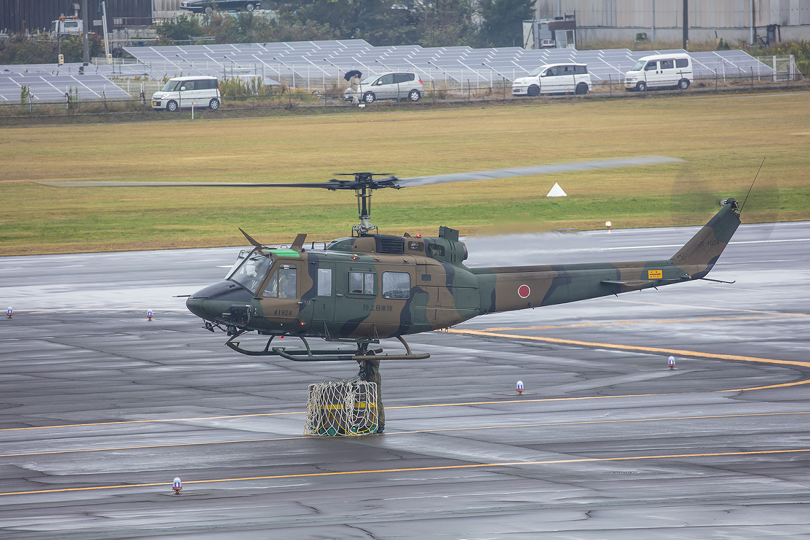 Einklinken der Aussenlast, die UH-1 ist ein Multitalent.