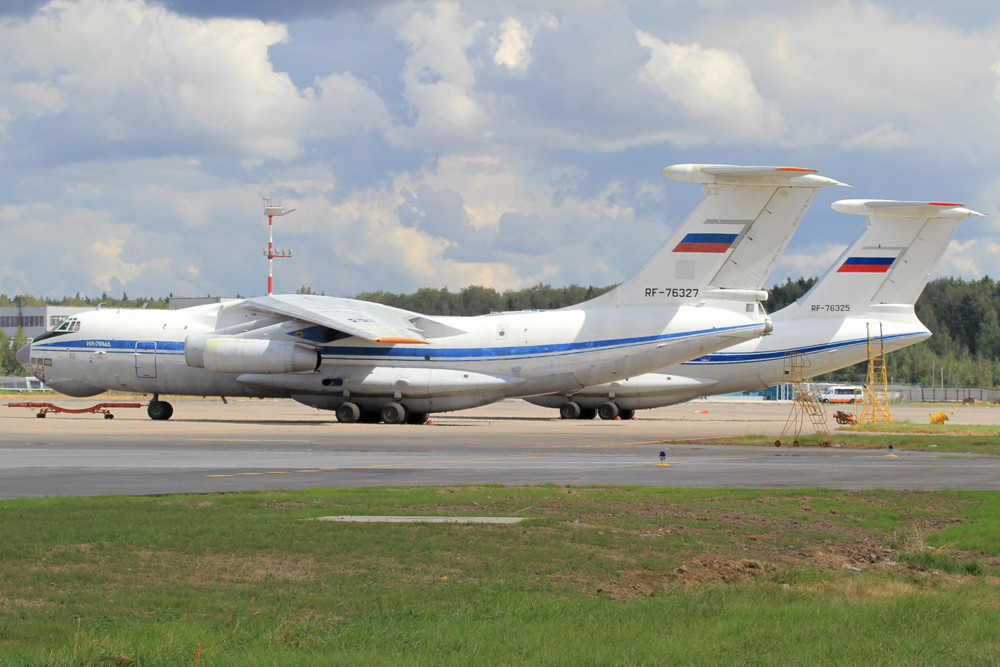 diese zwei Iljushin IL-76.