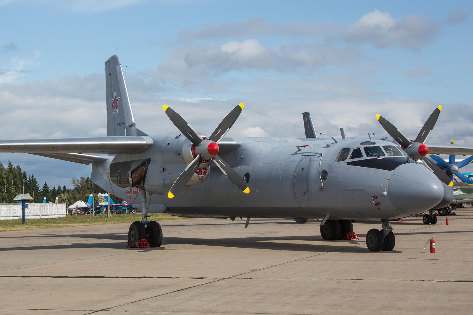 Der mittlere Transporter Antonov An-26.