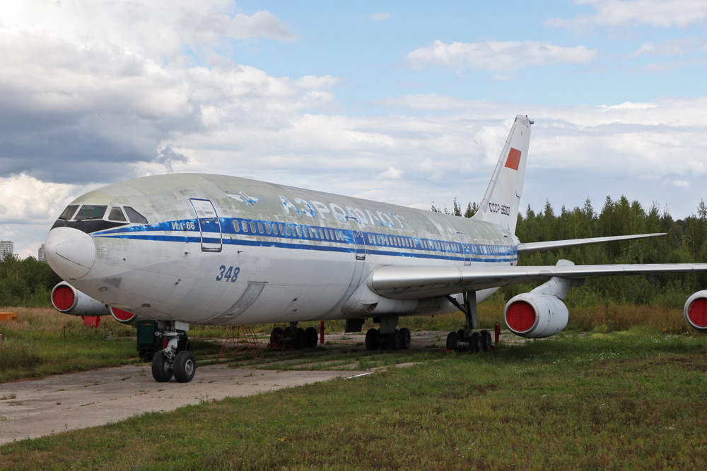 Iljushin IL-86 auf dem Gelände der Technischen Hochschule.