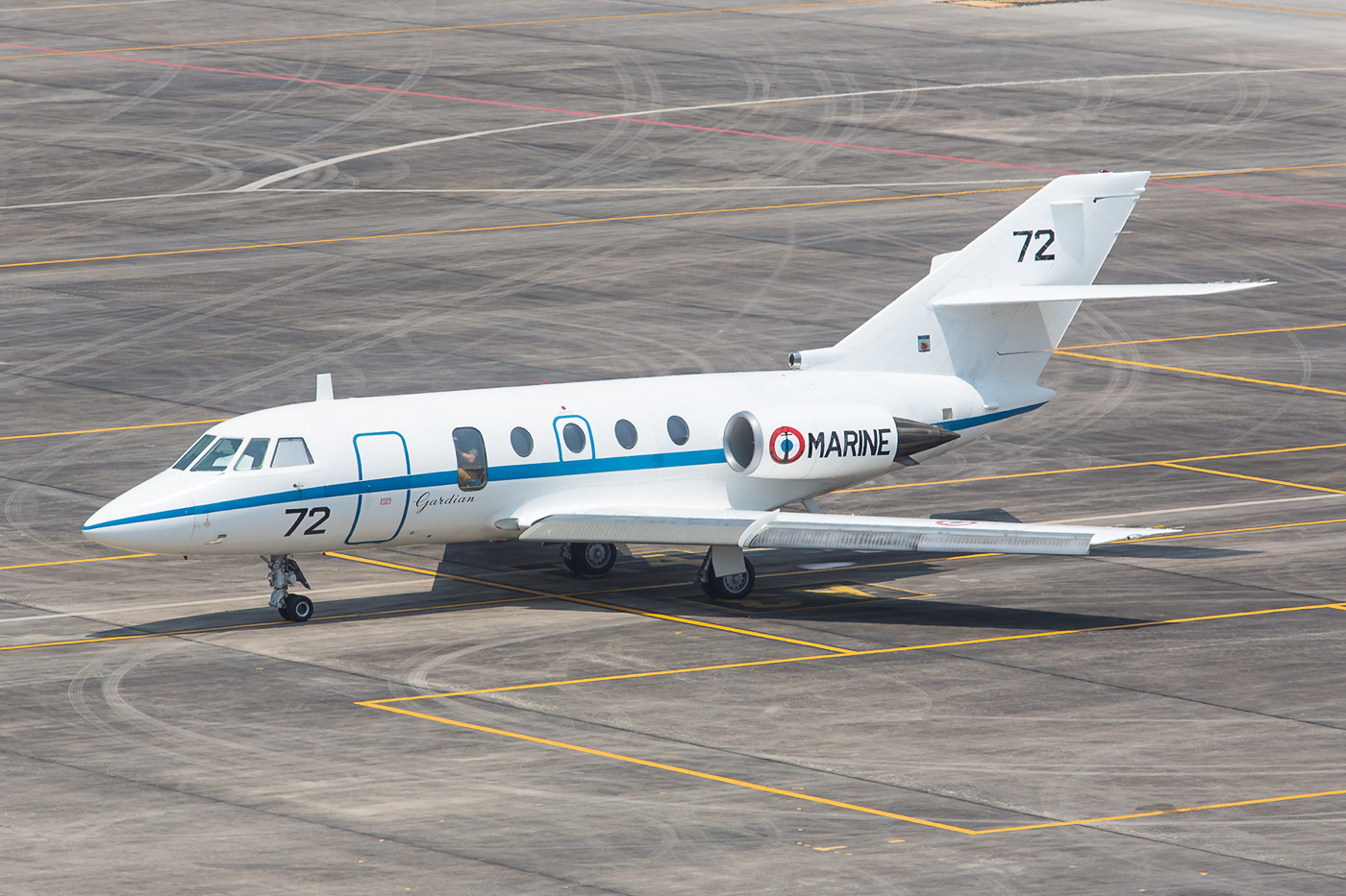 Die Delegation der französischen Marine reiste mit dieser Falcon 20 an.