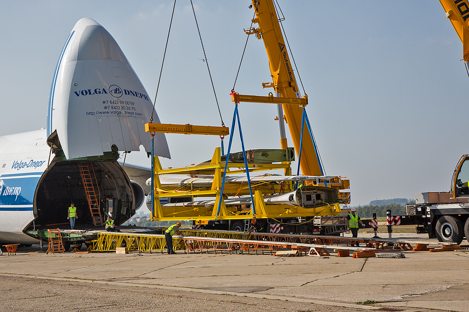 Das Gestell mit den Tragflächen und dem Seitenleitwerk wird aus der Antonov entladen.